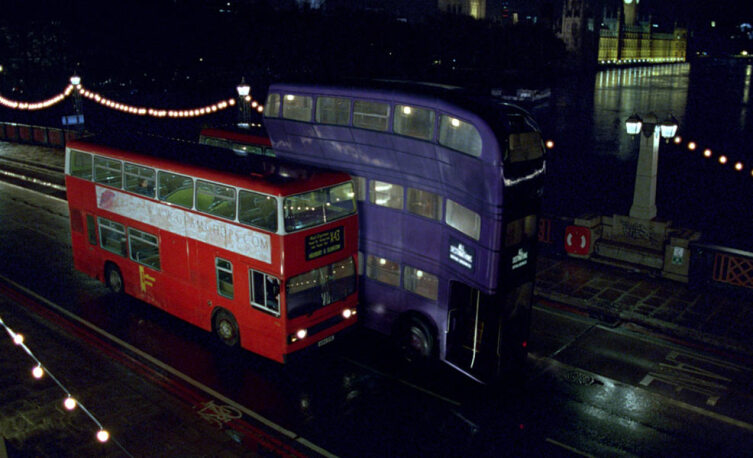 Трёхэтажный автобус «Ночной рыцарь» проносится между двумя двухэтажными. Кадр из кинофраншизы «Гарри Поттер»