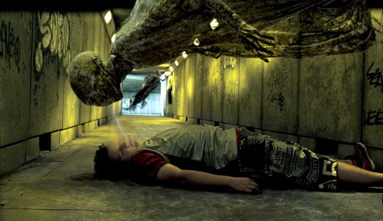 Дементор над жертвой. Кадр из кинофраншизы «Гарри Поттер»