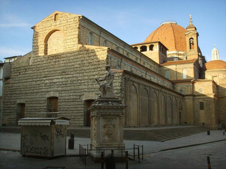 Вид на базилику Святого Лаврентия с запада
