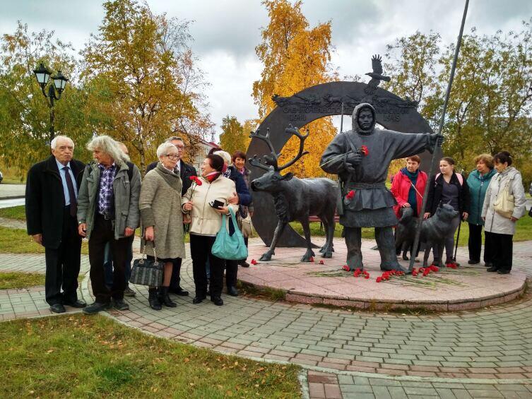 Группа из Санкт-Петербурга у памятника