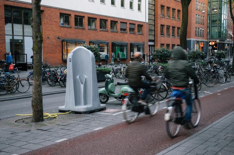 Уличный писсуар в Амстердаме