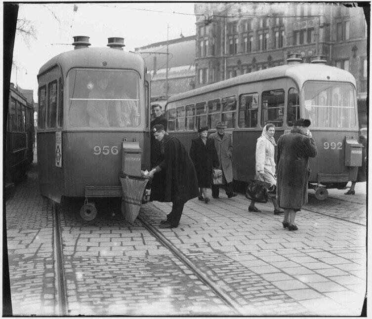 Выемка почты. Центральный вокзал Амстердама, 1951 г.