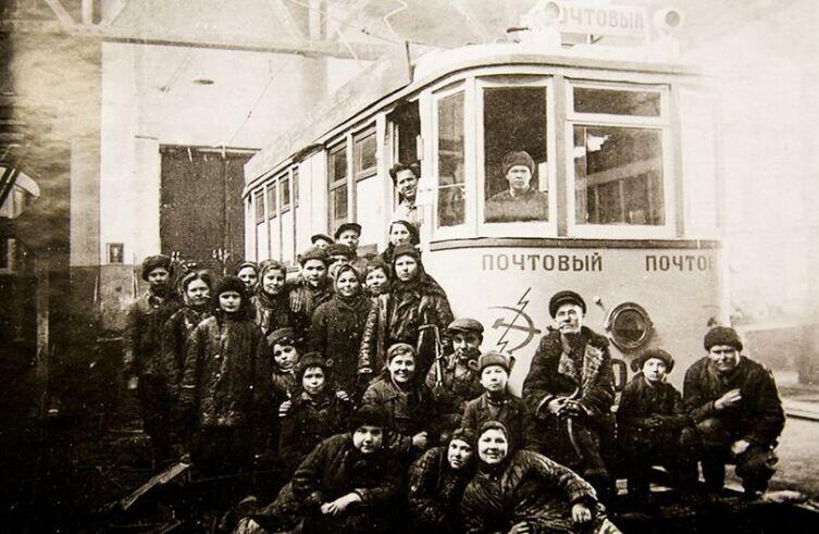 Почтовый трамвай в депо свердловского трамвайного парка. Фото 1940-х гг.
