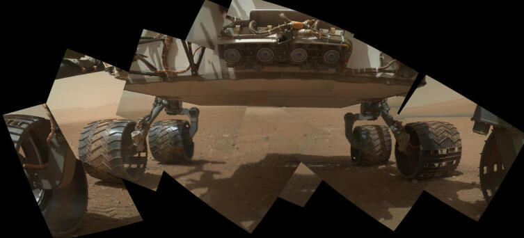 Панорама нижней части марсохода «Кьюриосити». Из снимков, сделанных камерой MAHLI