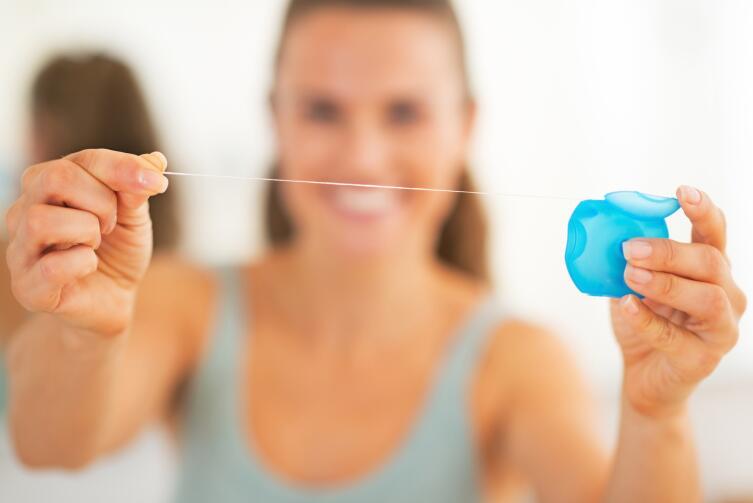 Зубная нить — полезная, бесполезная или опасная?