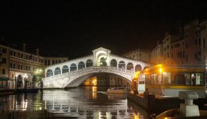 Что посмотреть на прогулке по Венеции? Мост Риальто