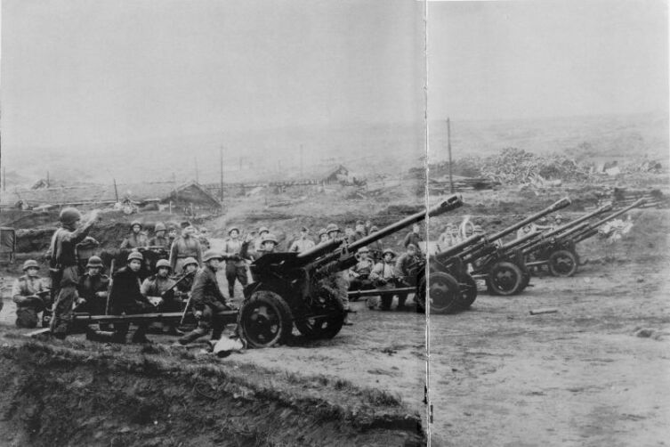 Артиллеристы 101-й стрелковой дивизии дают салют в честь взятия японской базы Катаока