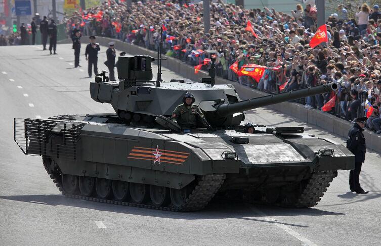 На открытом люке Т-14 виден модуль динамической защиты крыши танка