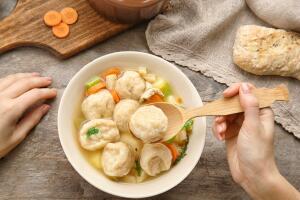 Как приготовить нежный куриный суп с манными клецками? Изысканное разнообразие