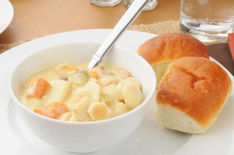Как приготовить нежный куриный суп с манными клецками? Изысканное разнообразие
