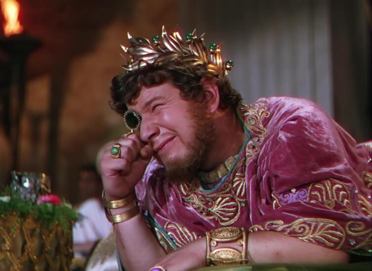 Император Нерон (Питер Устинов) смотрит через изумрудную линзу