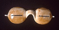 Солнцезащитные очки эскимосов из моржовой кости