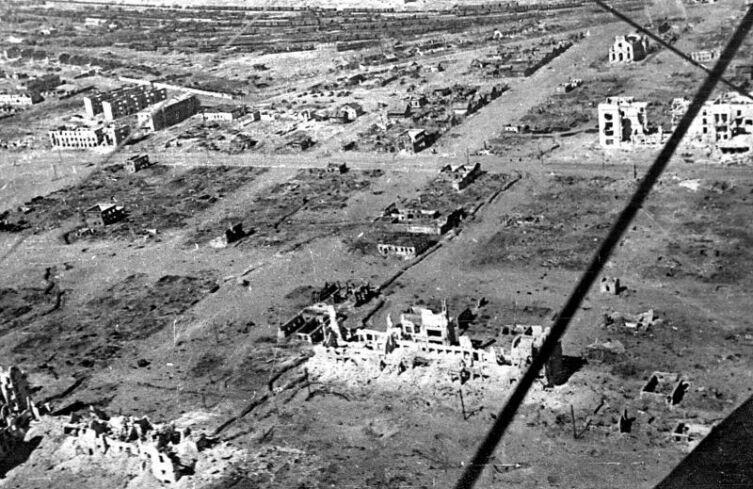 Практически полностью разрушенный Сталинград через полгода после окончания боевых действий. Снято с самолета По-2.  Лето 1943 г.
