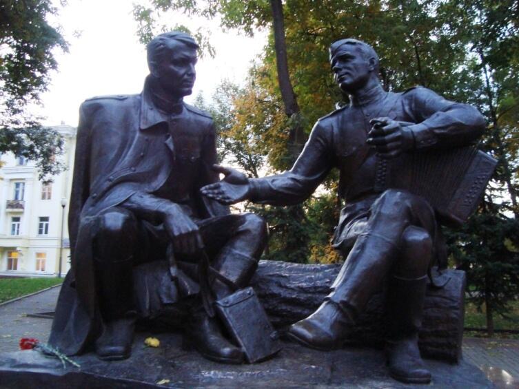 Памятник Твардовскому и Василию Тёркину в Смоленске