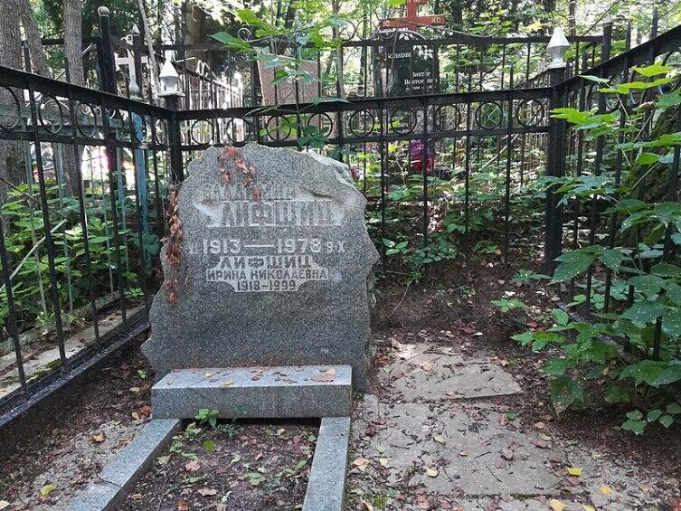  Могила на Переделкинском кладбище