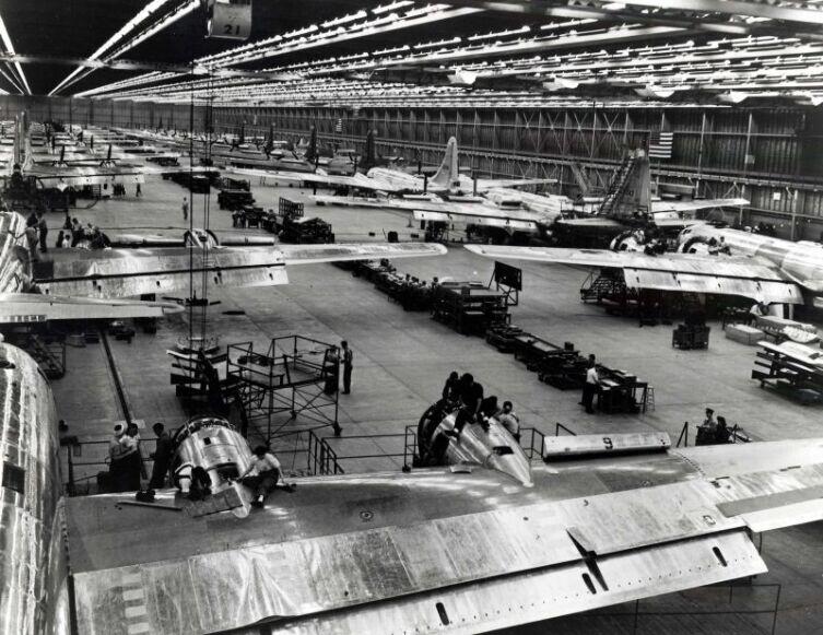 Сборка американских бомбардировщиков B-29 на заводе в Сиэттле