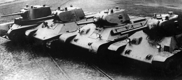Довоенные танки производства завода № 183. Слева направо: А-8 (БТ-7М), А-20, Т-34 обр. 1940 года с пушкой Л-11, Т-34 обр. 1941 года с пушкой Ф-34