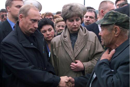 В. Путин на встрече с родственниками погибших в Видяево. 22 августа 2000 года