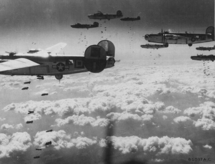 Американские бомбардировщики Consolidated B-24 Liberator из 464-й бомбардировочной группы 15-й воздушной армии бомбят сортировочные станции в районе Хайлигенштадта (Вена, Австрия)