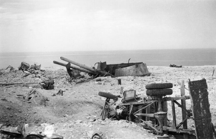 Уничтоженная башенная орудийная установка №1 35-й береговой батареи Севастополя.  35-я башенная береговая батарея  стала вместе с 30-й батареей основой артиллерийской мощи защитников Севастополя и обстреливала  противника до последнего снаряда