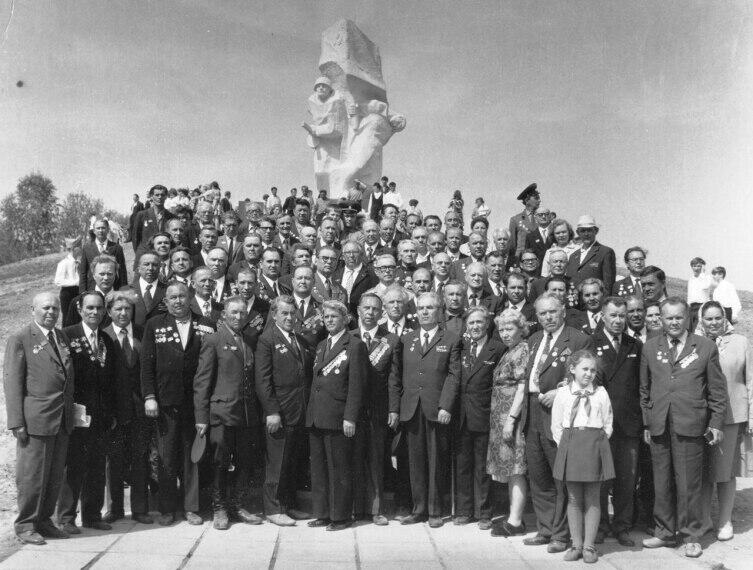 8 мая 1975 года. Бывшие курсанты в день открытия памятника в селе Ильинское