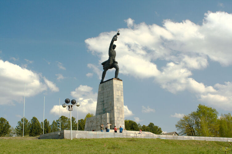 Монумент воинам ВОВ павшим в боях с фашистскими войсками на 