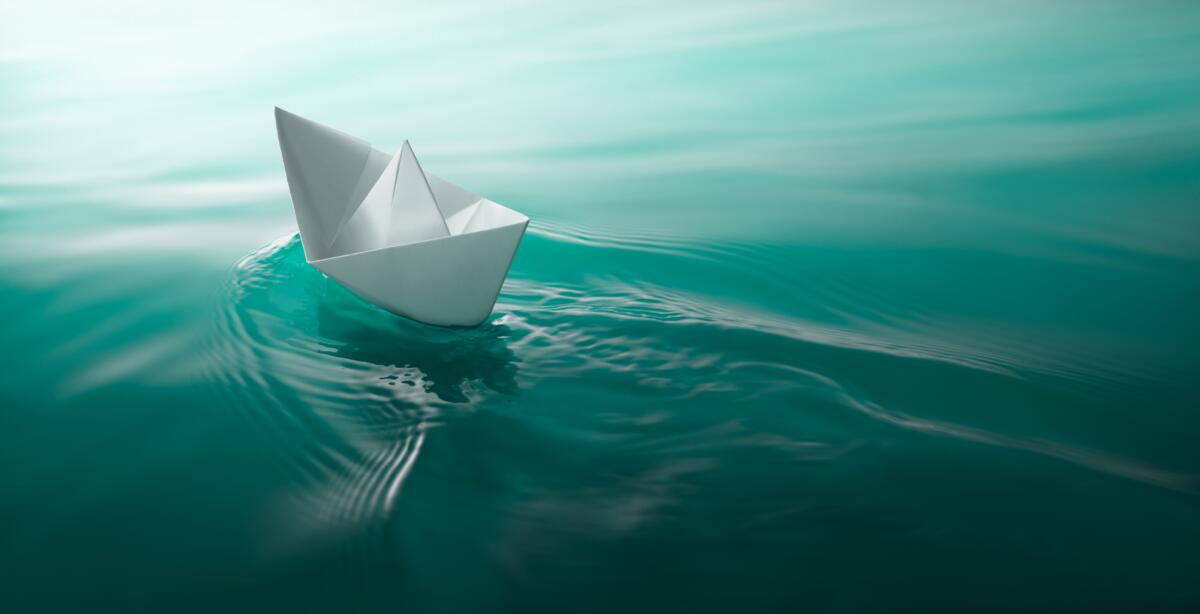 Картина «Бумажный кораблик в воде»