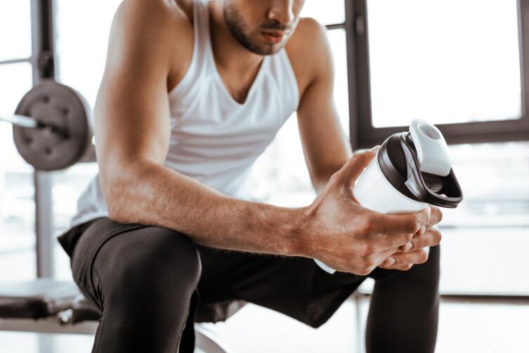 Обязательно ли принимать протеин в виде спортивной добавки тем, кто занимается фитнесом?