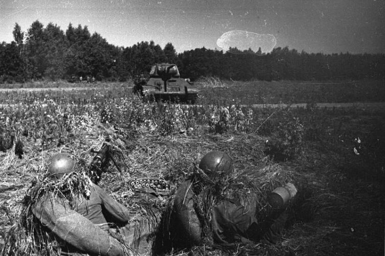 Боевая подготовка советских войск: обкатка танком расчета противотанкового ружья. Курская дуга
