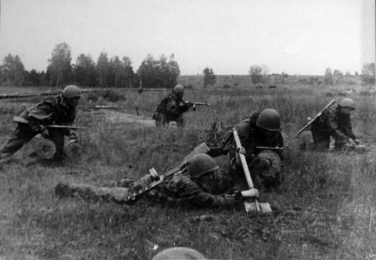 Советские саперы устанавливают противотанковые противогусеничные мины ТМ-42 перед передним краем обороны. Курская дуга, Центральный фронт