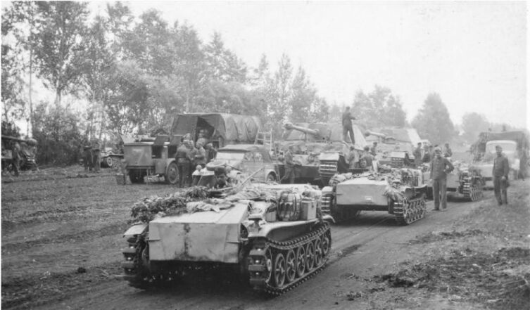 На переднем плане — колонна дистанционно управляемых подрывных машин «Borgward IV» (Schwere Ladungstrager, Sd.Kfz.301) 314-й саперной роты. На втором плане истребители танков «Фердинанд» Sd.Kfz.184 (8,8 cm PaK 43/2 Sfl L/71 Panzerjäger Tiger (P) 653-го батальона тяжёлых истребителей танков (Schwere Panzerjäger-Abteilung 653). Слева — автомобиль технического подразделения с мобильной электростанцией и компрессором