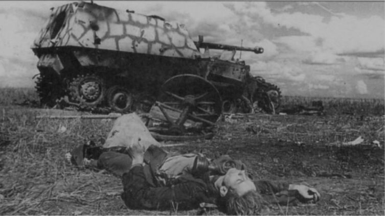 Тяжелое штурмовое орудие «Фердинанд», бортовой номер «723» из состава 654-го дивизиона (батальона), подбитое в районе совхоза «1-е мая». Снарядными попаданиями разрушена гусеница и заклинено орудие. Машина входила в «ударную группу майора Каль» в составе 505-го тяжелого танкового батальона 654-го дивизиона