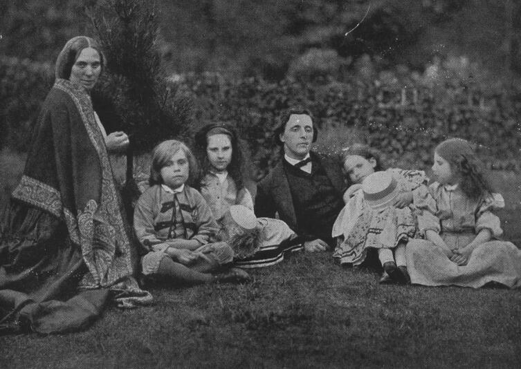 Льюис Кэрролл с миссис Джордж Макдональд и четырьмя детьми отдыхает в саду