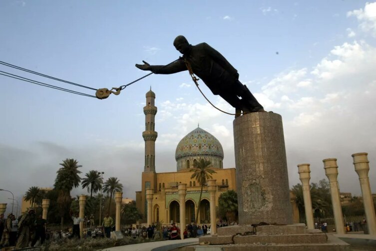 Снос памятника Саддаму в Багдаде, 9 апреля 2003 г.