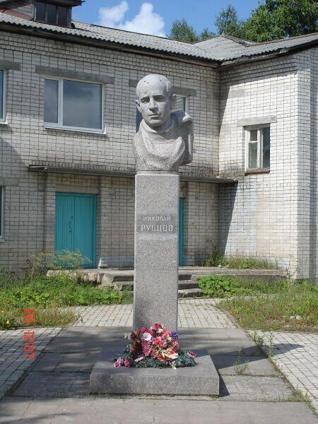 Памятник Н. М. Рубцову в Емецке