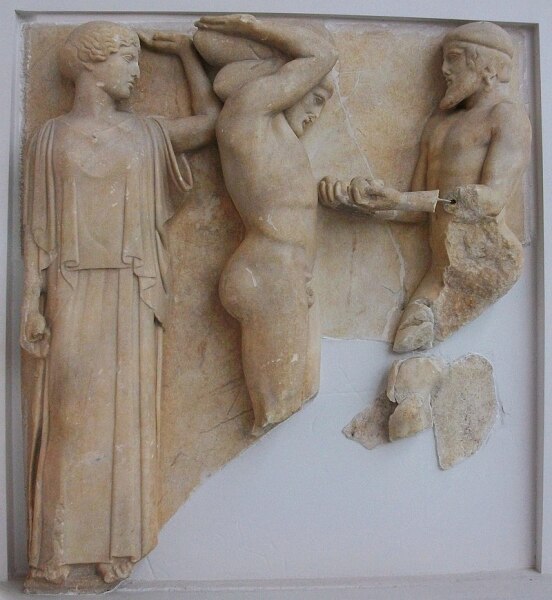Метопа храма Зевса в Олимпии, на которой изображён Атлант с яблоками Гесперид и Геракл, удерживающий небосвод. Мрамор. Около 460 года до н. э.