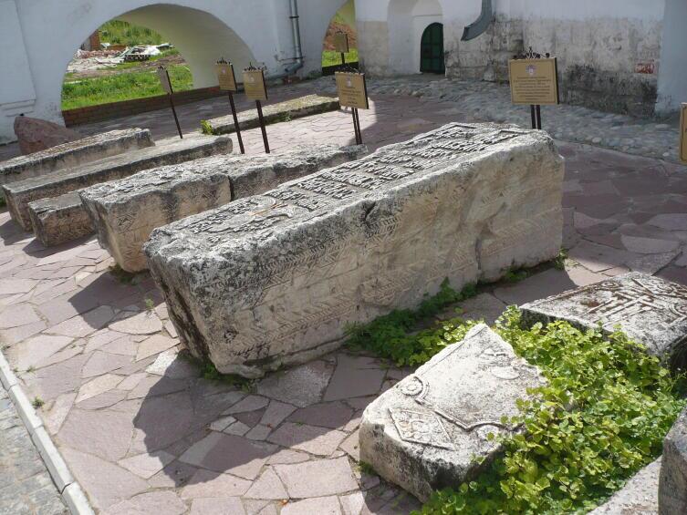 Сохранившиеся надгробные плиты на монастырском кладбище