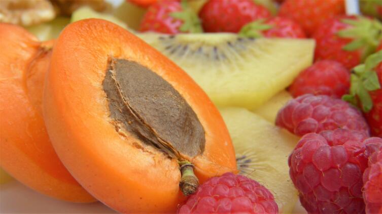 Отдавайте предпочтение свежим сезонным фруктам