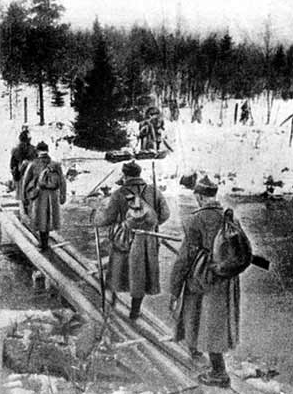 Советские пехотинцы переходят реку Раяйоки в Карелии, 30 ноября 1939 г.
