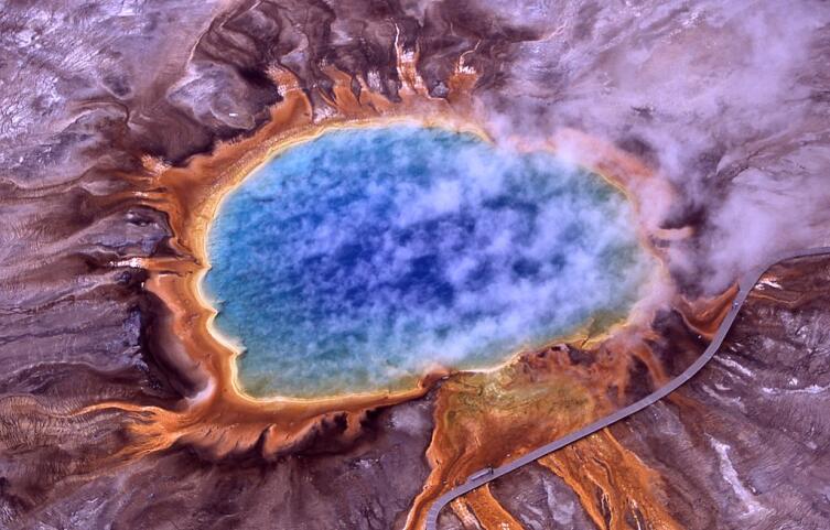 Яркие цвета Большого призматического источника в национальном парке Йеллоустон — это результат жизнедеятельности термофилов (одной из разновидностей экстремофилов)