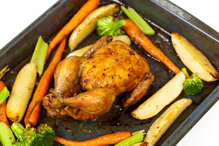 Как запечь курицу в духовке целиком под разными соусами?