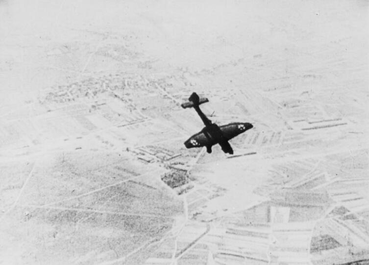 Немецкий бомбардировщик Юнкерс Ю-87 (Ju-87) в пикировании