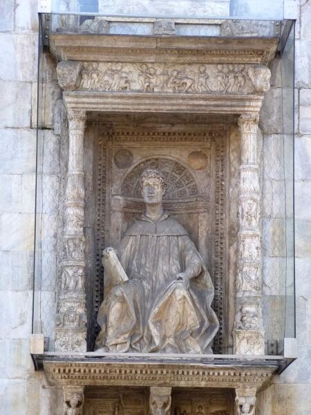 Памятник Плинию Старшему в Комо. XV век