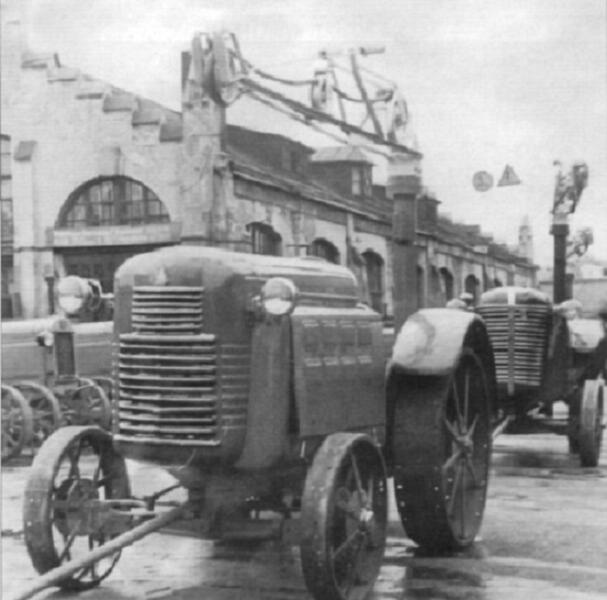 Опытные тракторы на территории завода. На заднем плане слева видны серийные тракторы СХТЗ