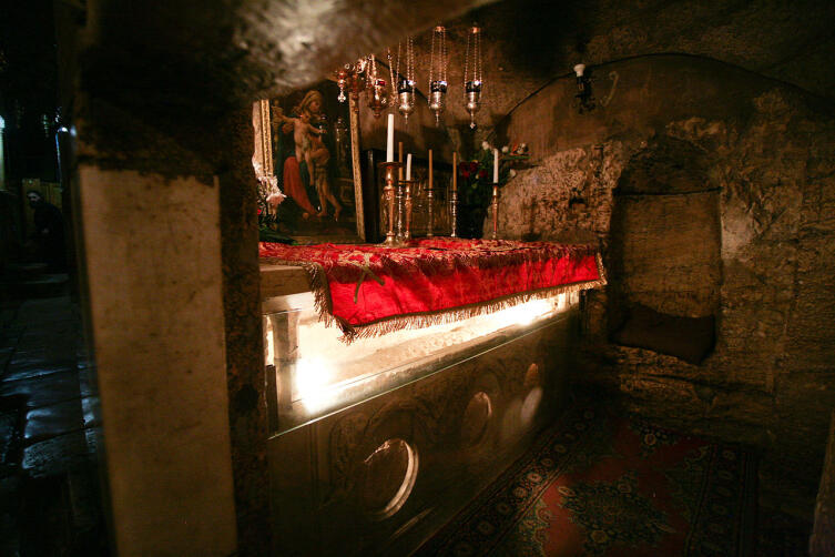 Гробница Богородицы, вид от северного входа в кувуклию. Красным покровом покрыт православный престол, установленный над священным ложем