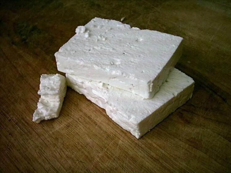 Фета — традиционный греческий сыр белого цвета из овечьего молока, с добавлением козьего