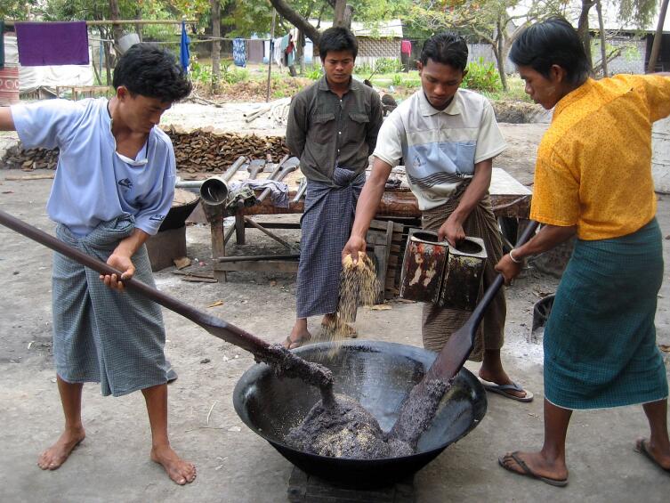 Мьянма. Мужчины за работой