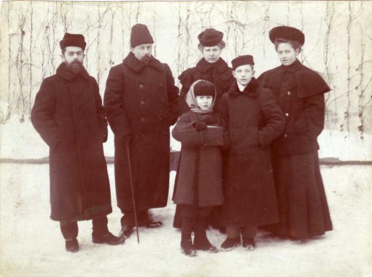 Константин Мельников (второй справа) с семьей В. М. Чаплина (второй слева). 1904 г.