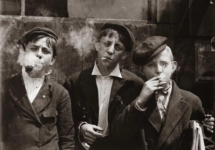 Дети курят по дороге на работу, 1910 г.