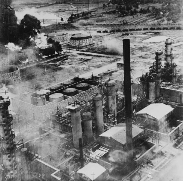 Горящие резервуары на нефтеперерабатывающем заводе в Плоешти после налета американских бомбардировщиков